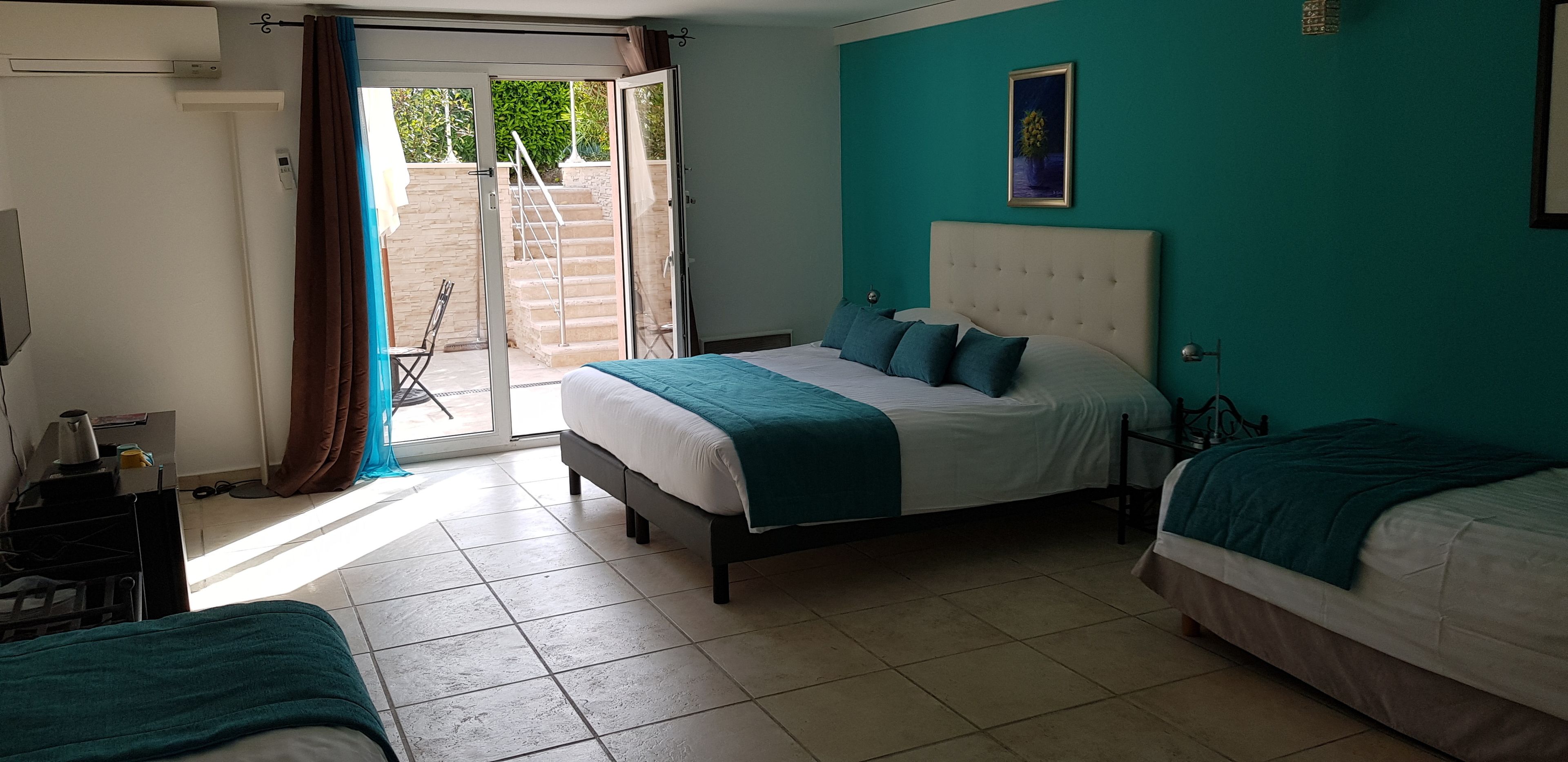 Firemannsrom | Senger med overmadrass, minibar, safe på rommet og individuelt innredet