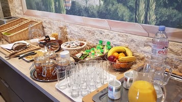Petit déjeuner buffet (15 EUR par personne)