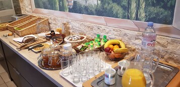 Café da manhã com buffet todos os dias (EUR 15 por pessoa) 