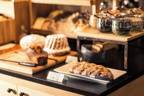 Petit déjeuner buffet (18 EUR par personne)