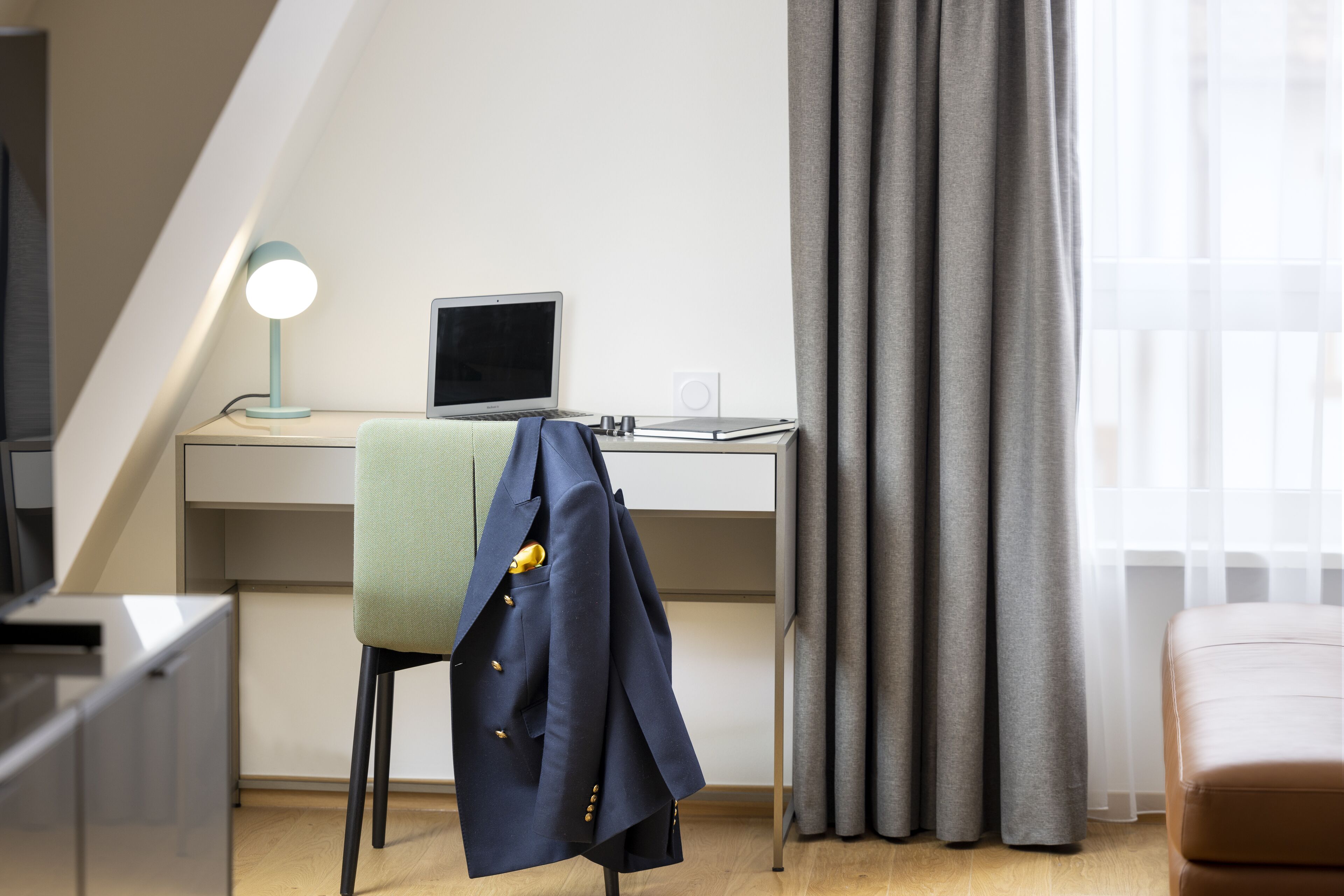 superior double room | living area | tv