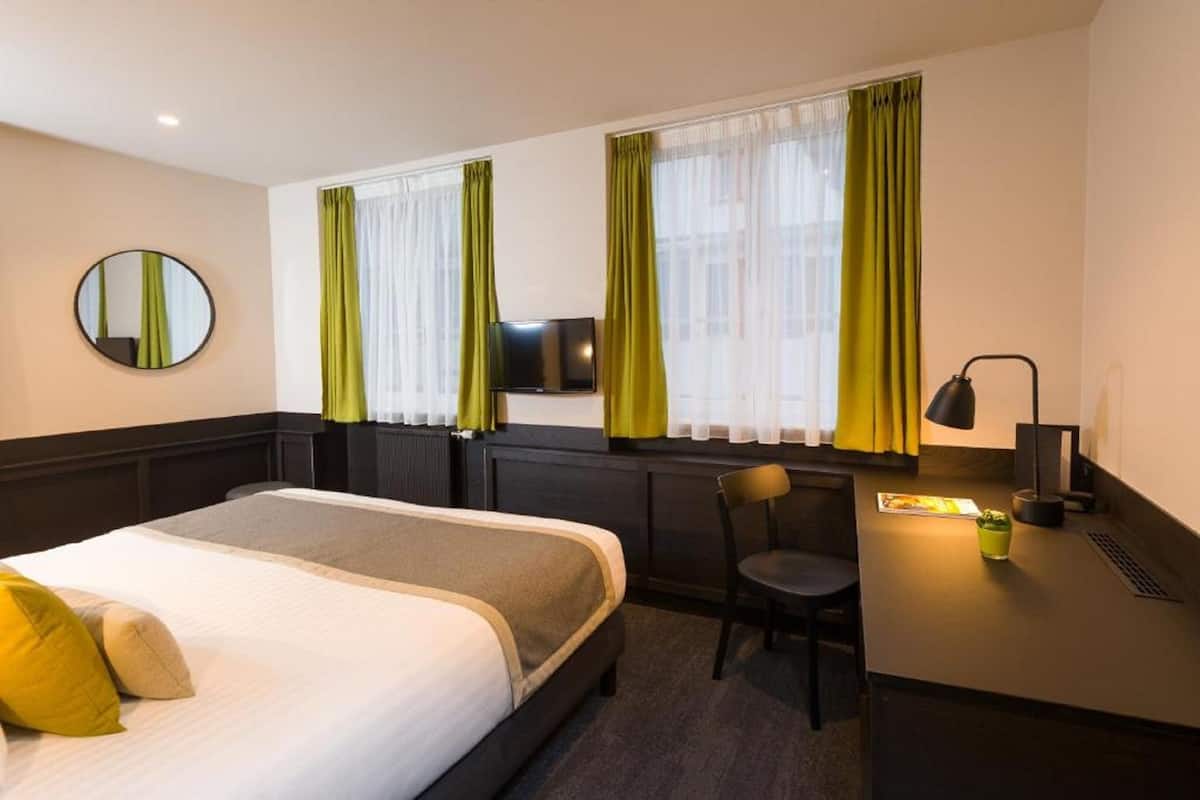 Classic Double Room, 1 Queen Bed | Premium bedding, minibar, in-room safe, desk