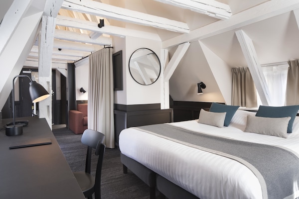 Suite, 1 Tempat Tidur King | Seprai premium, minibar, brankas, dan didekorasi berbeda-beda