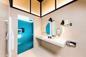 Superior Double Room | Bathroom | Free toiletries, hair dryer, slippers, towels - Hotel Du Dragon (Strasbourg)