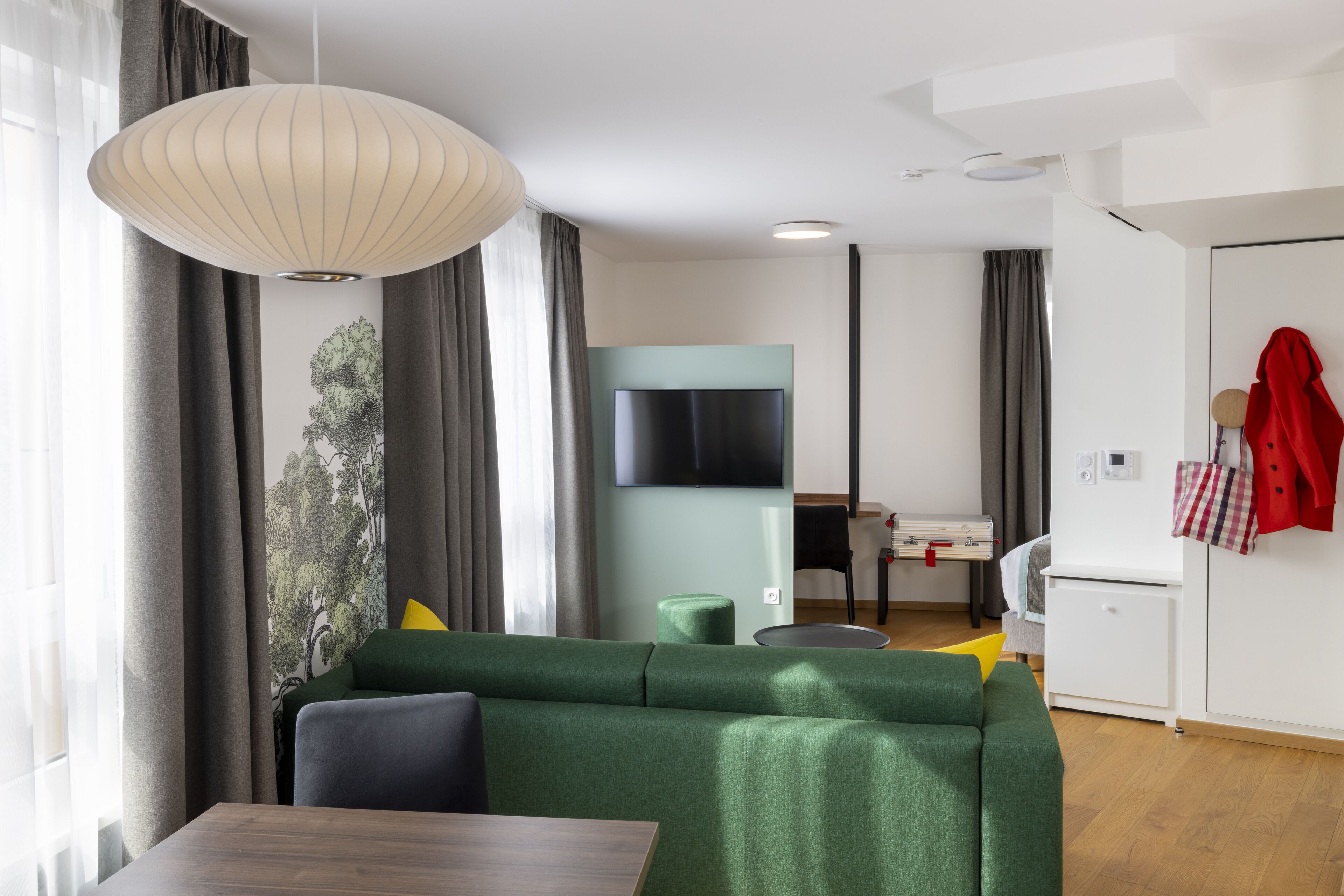 superior double room | living area | tv