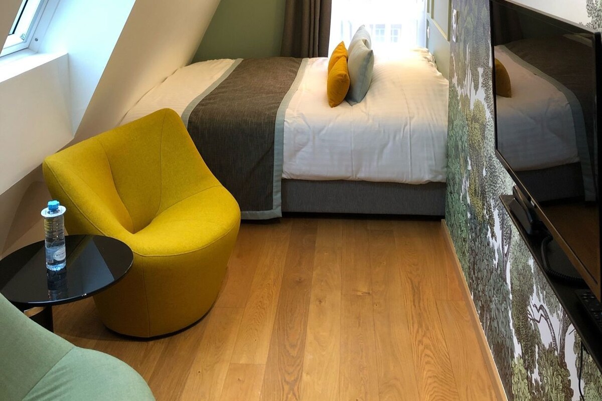 Premium bedding, minibar, in-room safe, desk