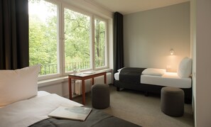 Peti besi dalam bilik, meja, seterika/papan seterika, Wi-fi percuma 