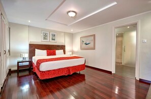 Frigobar, cofres nos quartos, escrivaninha, cortinas blackout