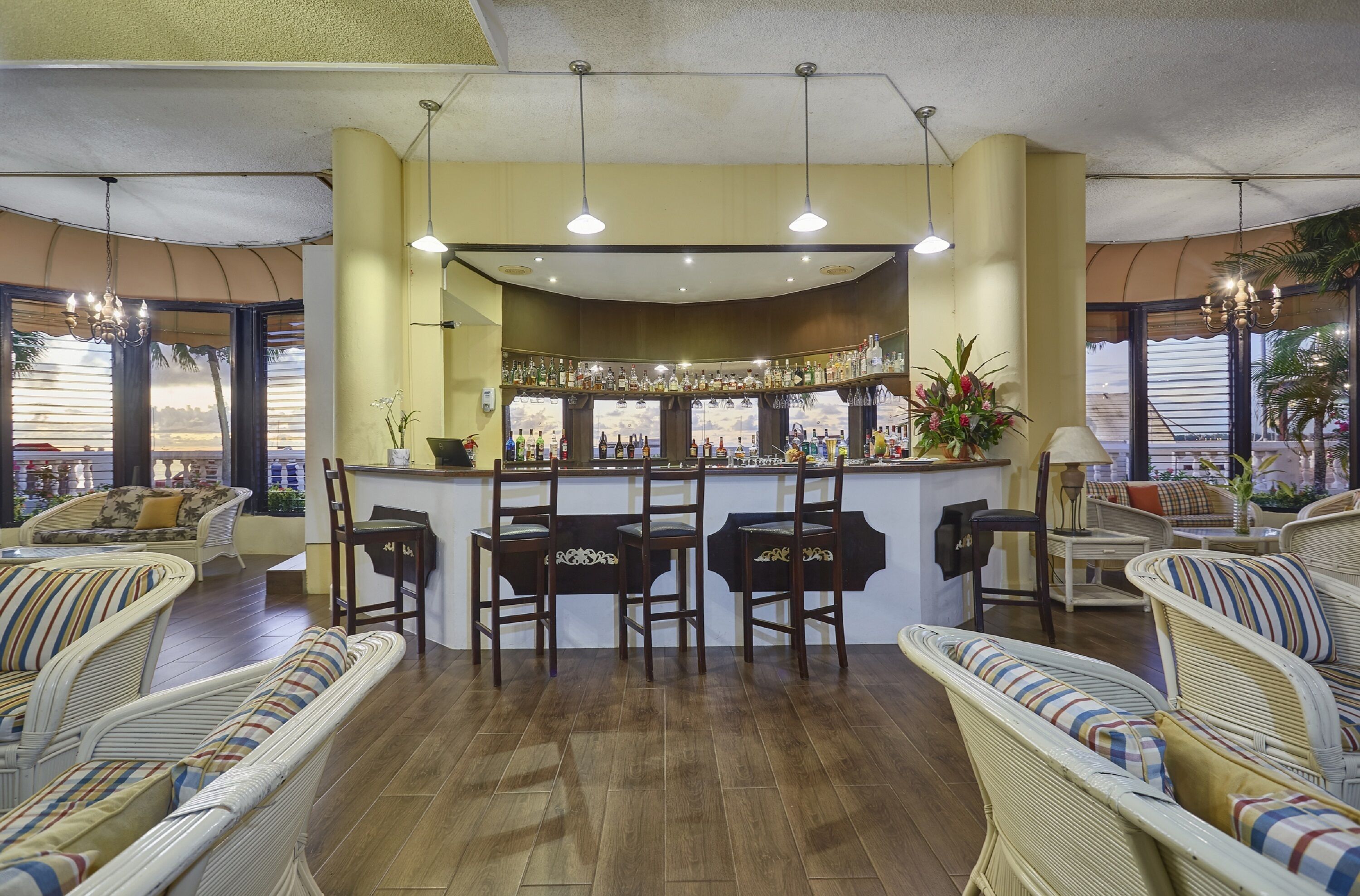 2 bars/lounges, swim-up bar, poolside bar