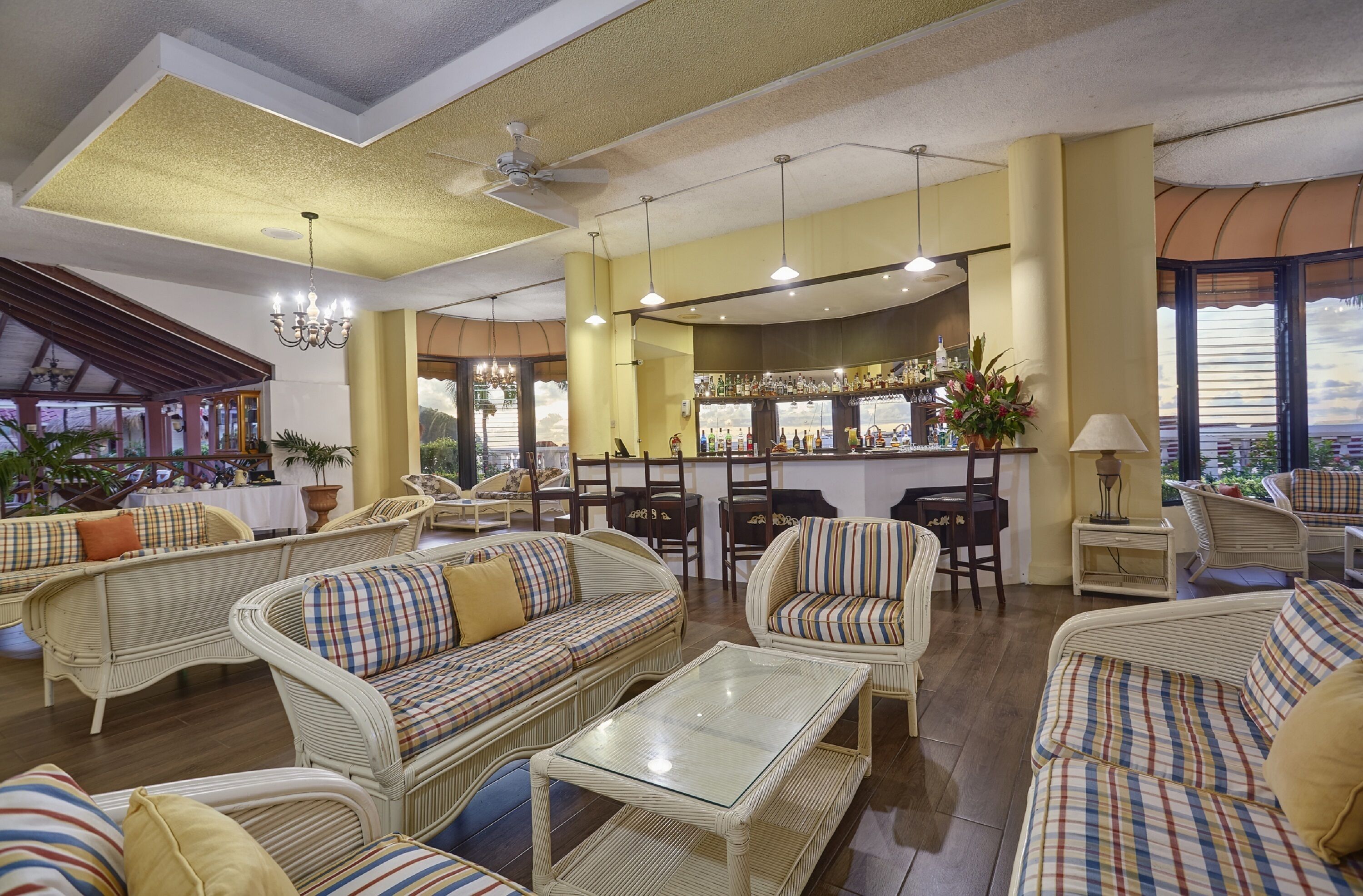 2 bars/lounges, swim-up bar, poolside bar