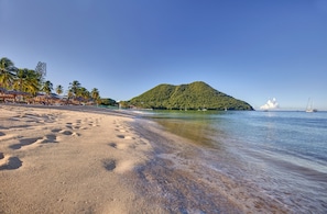 On the beach, white sand, sun-loungers, beach umbrellas - Mystique St Lucia by Royalton (Gros Islet)