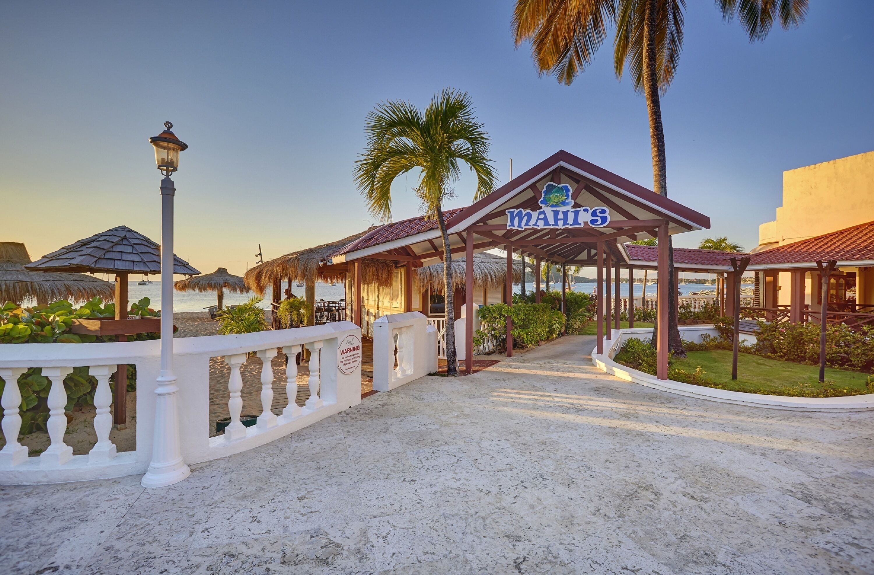 3 restaurants, breakfast, lunch, dinner served; international cuisine