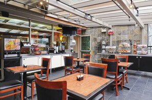 Desayuno continental gratuito y diario