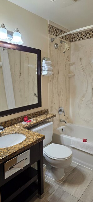 Kombinert dusj/badekar, toalettartikler (inkludert) og hårføner