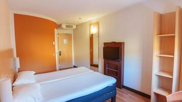 Habitación estándar, 2 camas individuales | Caja fuerte, escritorio, sistema de insonorización