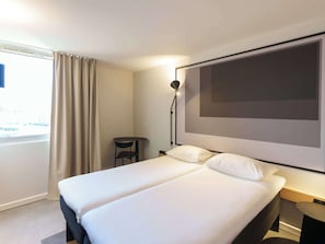 Standardzimmer, 2 Einzelbetten | Zimmersafe, Schreibtisch, schallisolierte Zimmer, Bügeleisen/Bügelbrett