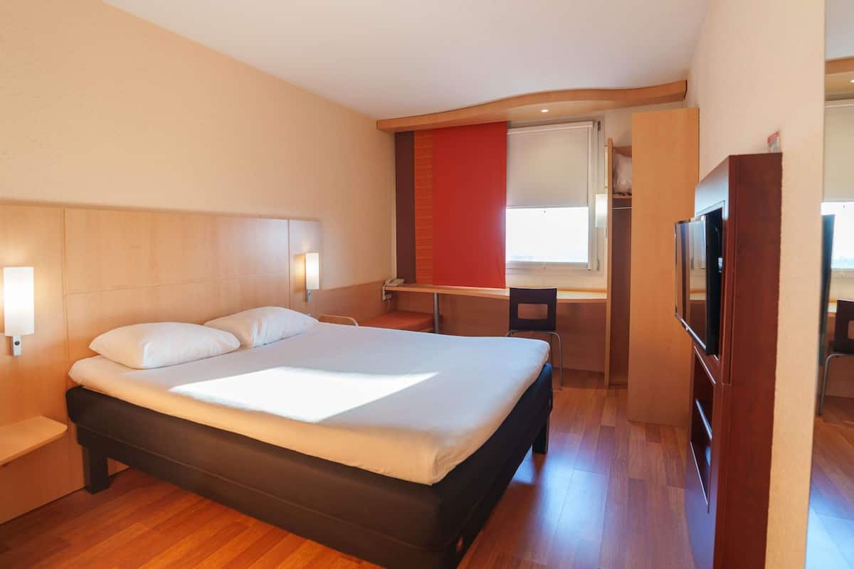 Habitació doble estàndard, 1 llit doble | Caixa forta a l'habitació, escriptori i habitacions insonoritzades