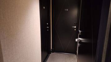 Habitación, 2 camas dobles (2 Rooms close together) | Ropa de cama de alta calidad, minibar, caja fuerte y escritorio