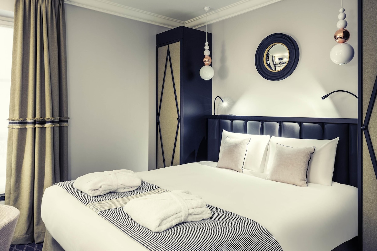 Sengetøy av topp kvalitet, minibar, safe på rommet og skrivebord