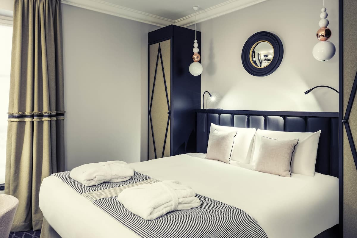 Luxe beddengoed, een minibar, een kluis op de kamer, een bureau