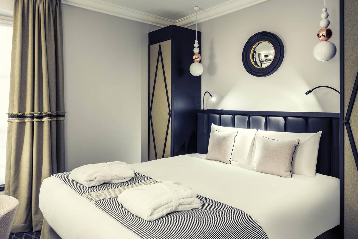 Seprai premium, minibar, brankas, dan meja kerja