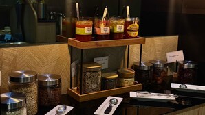 Una exhibición de diversos alimentos, incluyendo frascos de miel, conservas y cereales.