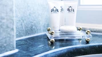 Deluxe Double Room | Bathroom amenities | Towels