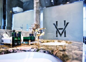 Junior Suite | Bathroom amenities | Towels - Hotel de Vendome (Paris)
