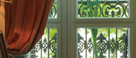 أغطية فراش متميزة وخزنة داخل الغرفة ومكتب وتجهيزات عازلة للصوت