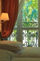 Roupas de cama premium, cofres nos quartos, escrivaninha