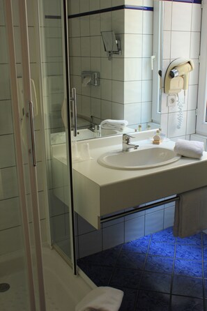 Klassieke kamer | Badkamer | Een haardroger, handdoeken, zeep, shampoo