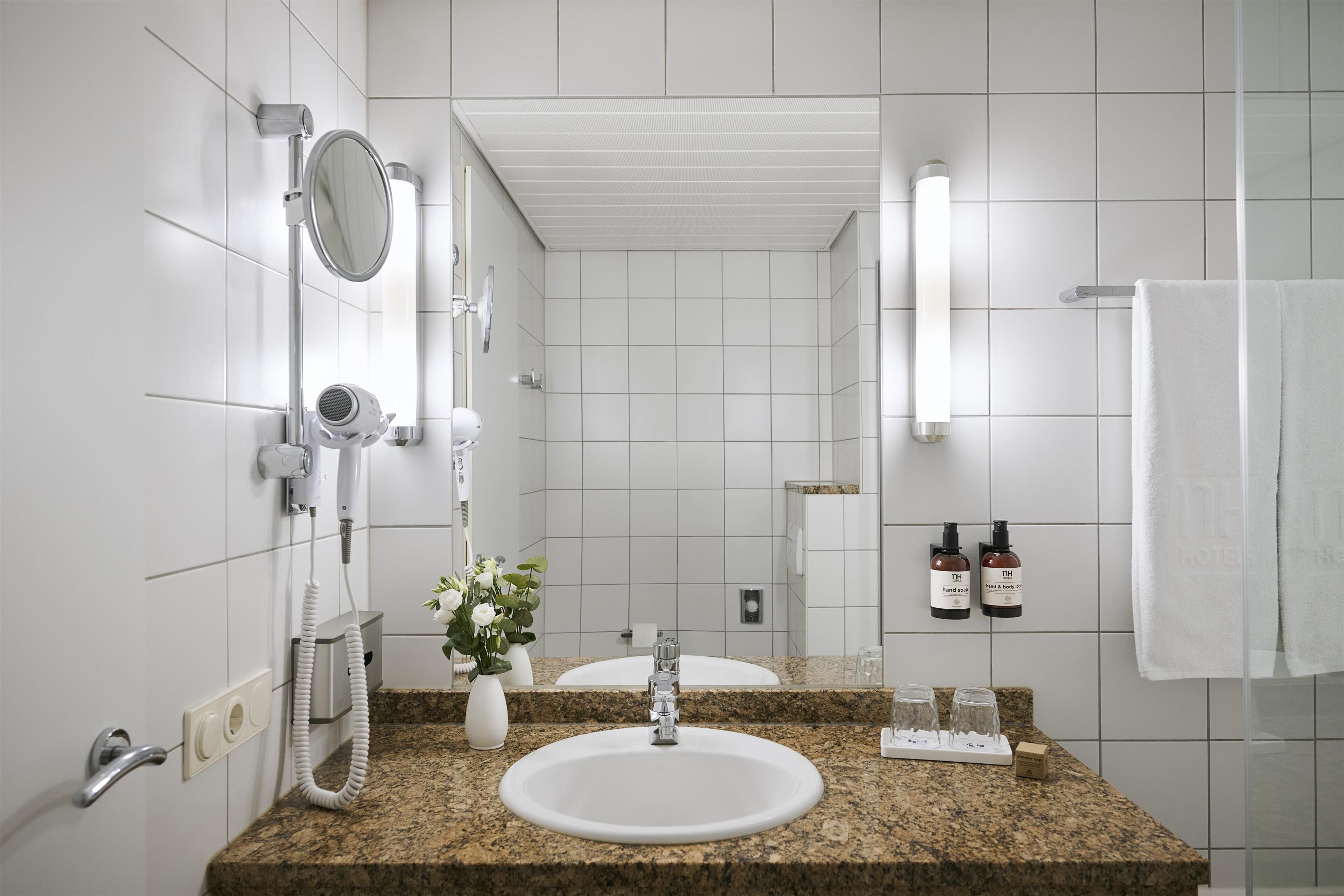 Bañera con ducha, artículos de tocador ecológicos, secador de pelo
