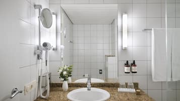 Bañera con ducha, artículos de tocador ecológicos, secador de pelo