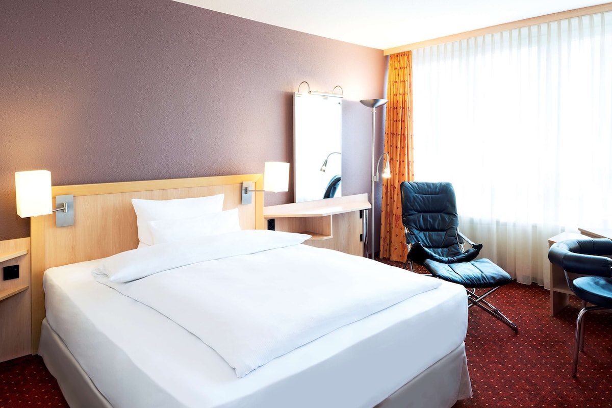 Premium bedding, pillowtop beds, in-room safe, desk