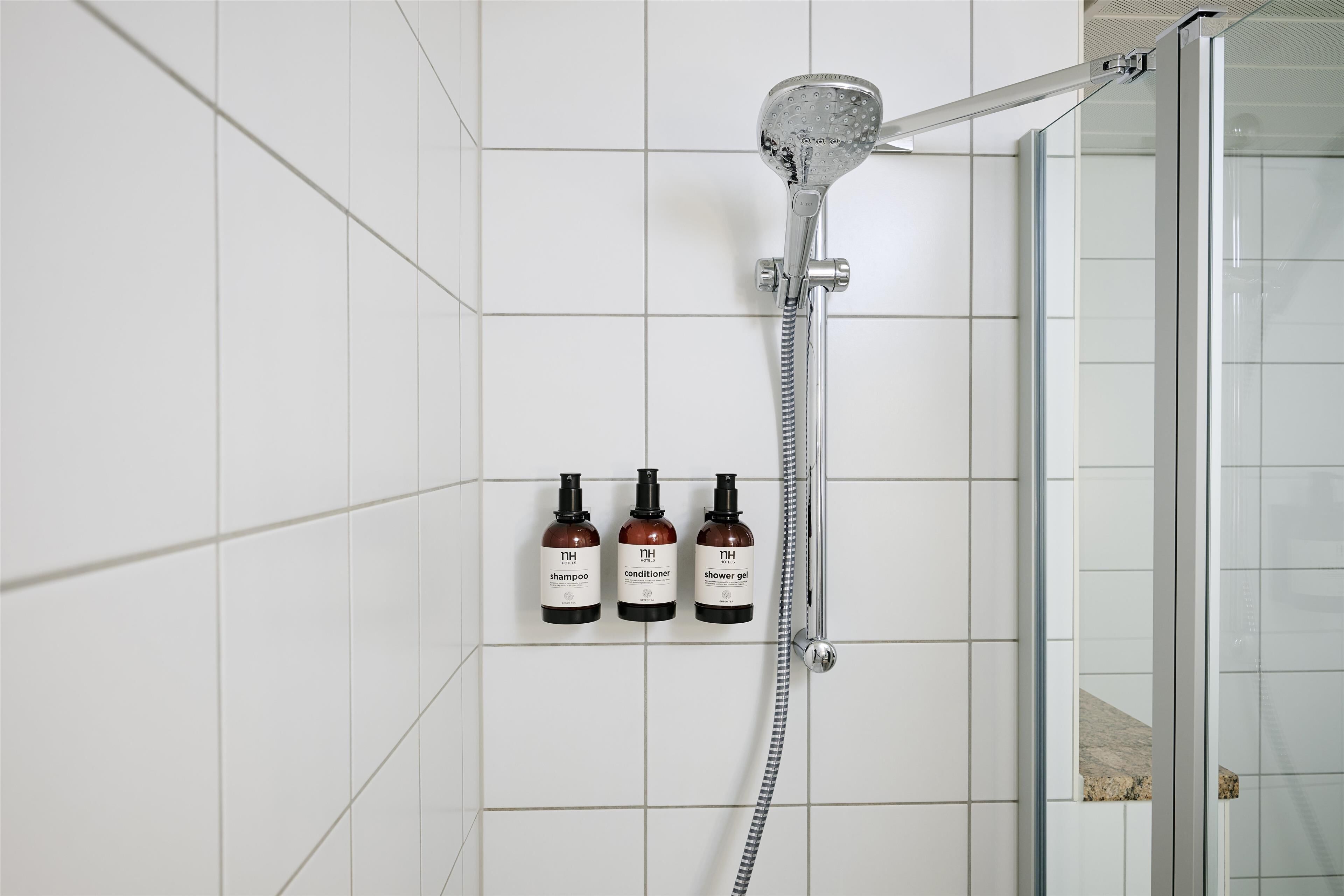 combined shower/bathtub, eco-friendly toiletries, hair dryer, slippers