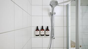 淋浴/浴缸二合一、環保盥洗用品、吹風機、拖鞋