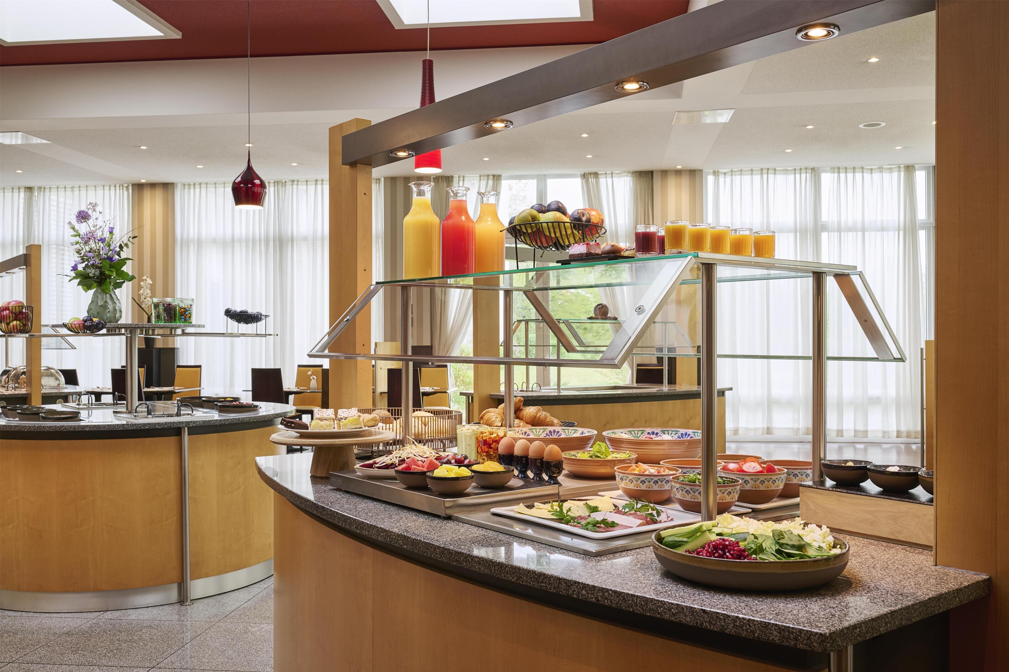 Ein reichhaltiges Buffet mit verschiedenen Speisen und Getränken.