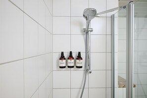Combined shower/tub, eco-friendly toiletries, hair dryer, slippers - NH Leipzig Messe (Leipzig)