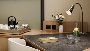 高档床上用品、加厚床垫、客房内保险箱、办公桌