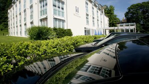 A modern hotel with a white facade and multiple windows. - Hotel Watthalden (Ettlingen)