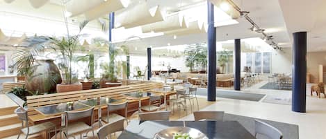 Der serveres aftensmad og middelhavsretter med udsigt til haven