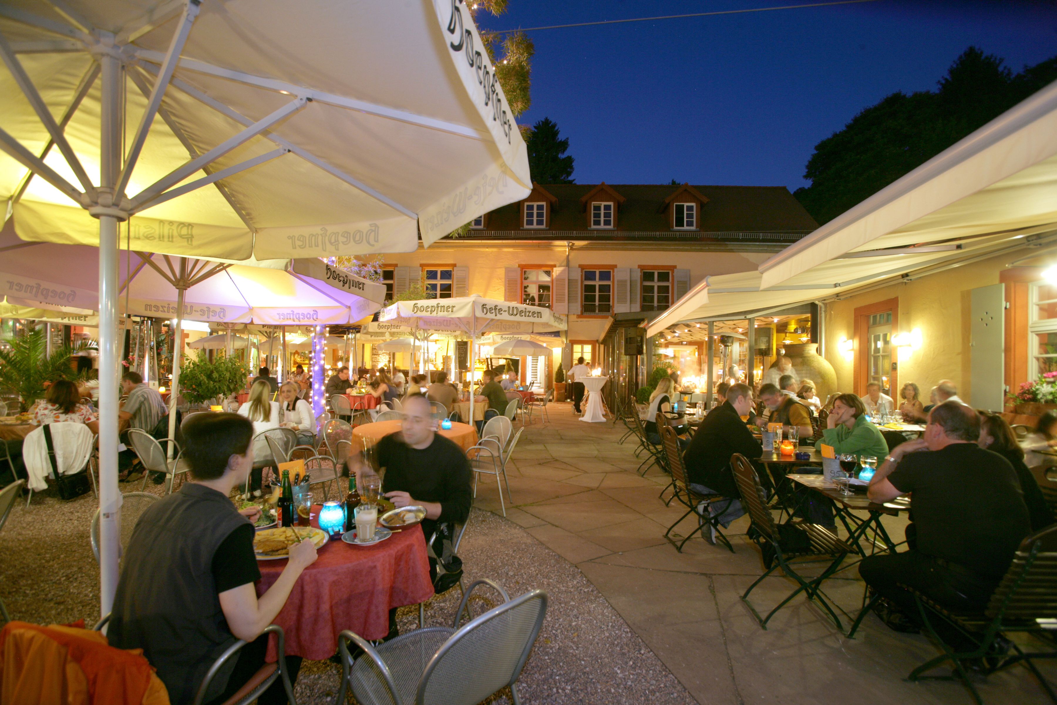 Abendessen, mediterrane Küche, Blick auf den Garten 