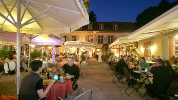Abendessen, mediterrane KĂŒche, Blick auf den Garten