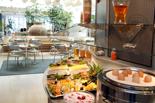Tägliches Frühstücksbuffet gegen Gebühr
