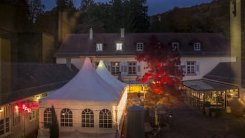 Abendessen, mediterrane Küche, Blick auf den Garten
