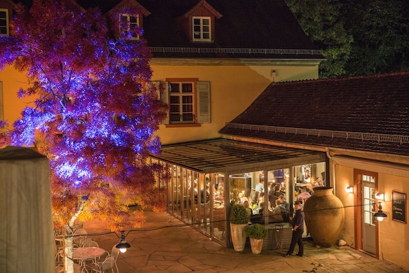 2 restaurants servant le déjeuner, spécialités Cuisine méditerranéenne