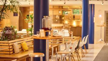 Een modern interieur met houten meubels, een centrale kolom en een glazen vaas op een tafel.