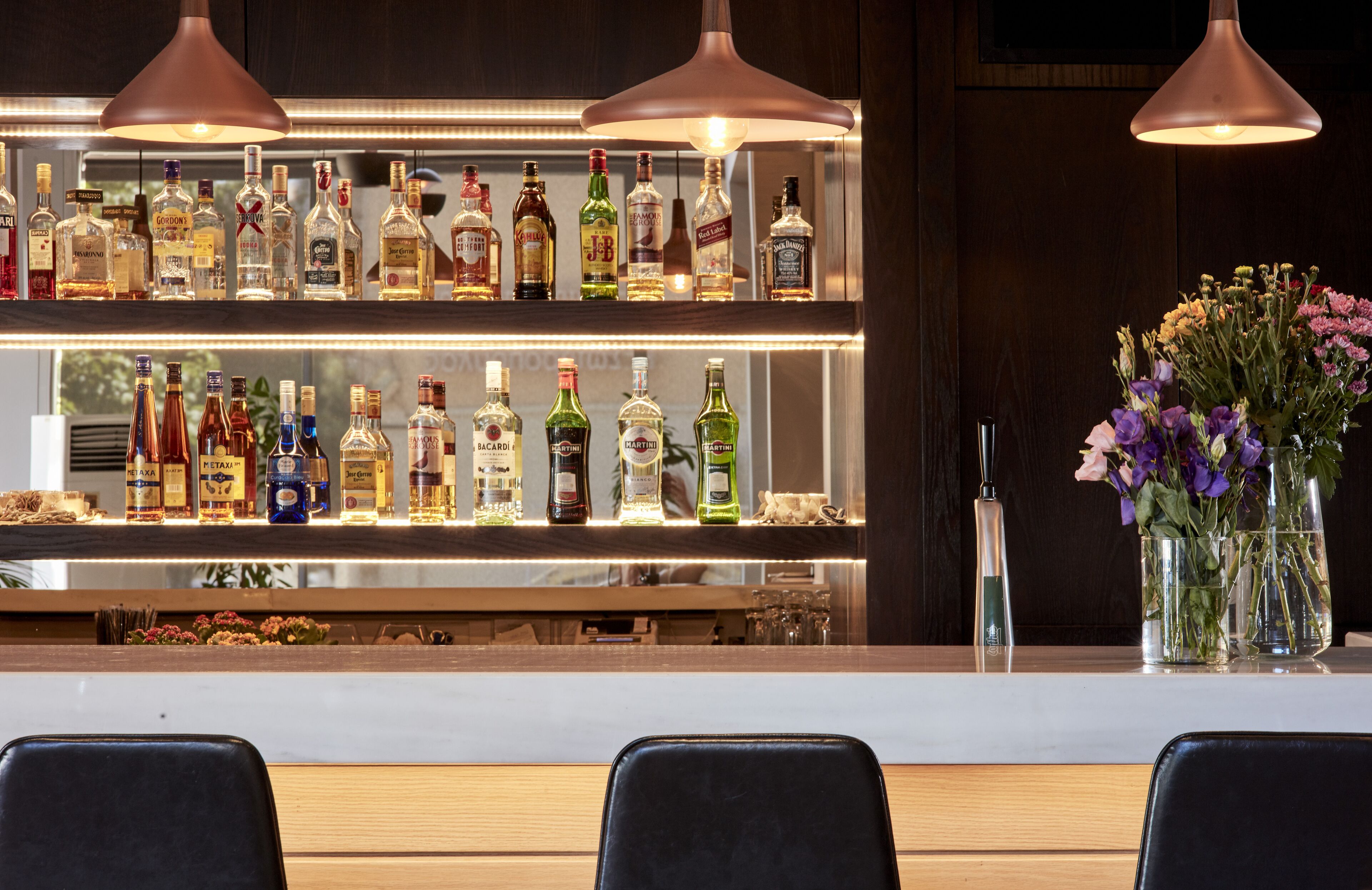 2 bars/lounges