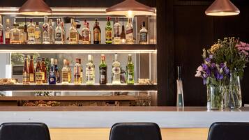 2 bars/lounges