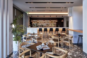 2 bar/dinlenme salonu 